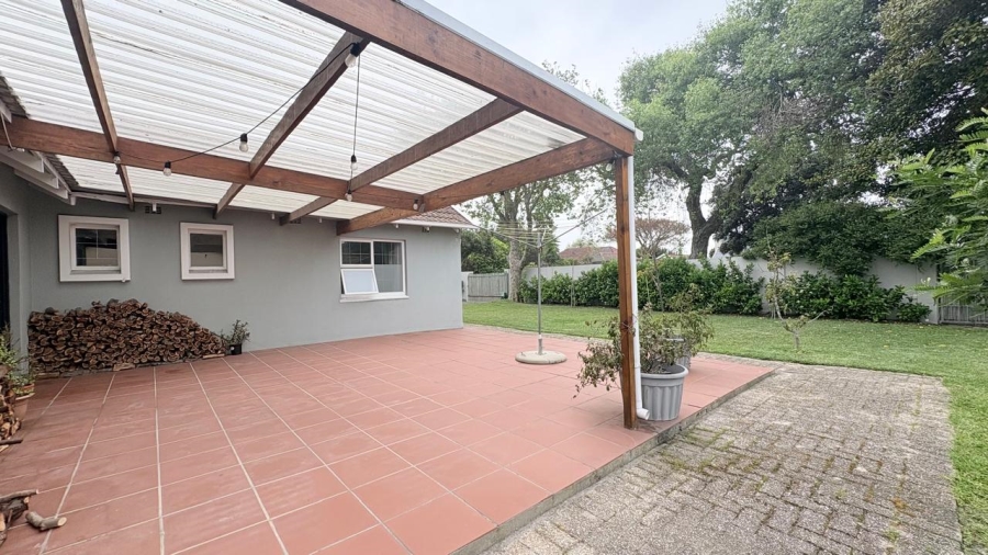 To Let 3 Bedroom Property for Rent in Meadowridge Western Cape